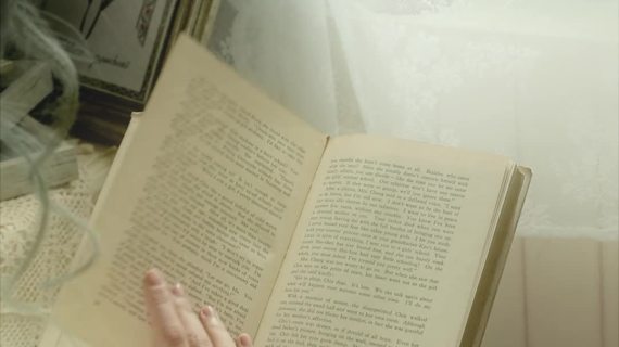 画画的女孩