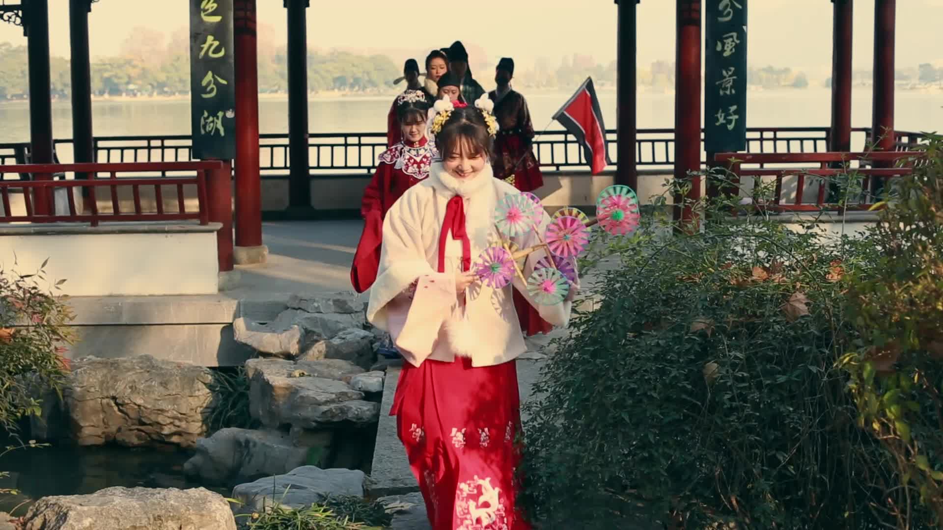 《这十年》微纪录片 第11集《汉服奶奶的潮流岁月》刘维秀-荔枝网