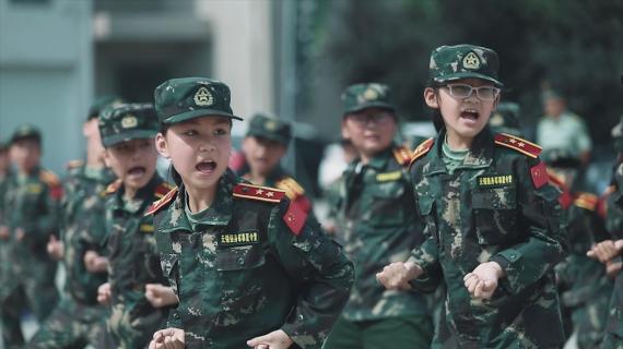 经过军事夏令营的锻炼，孩子会快速成长！