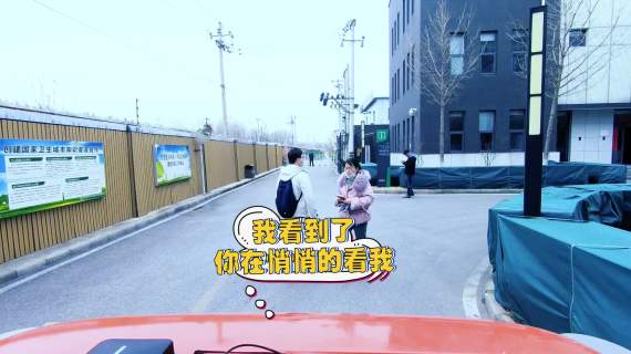 毫末无人小车送餐