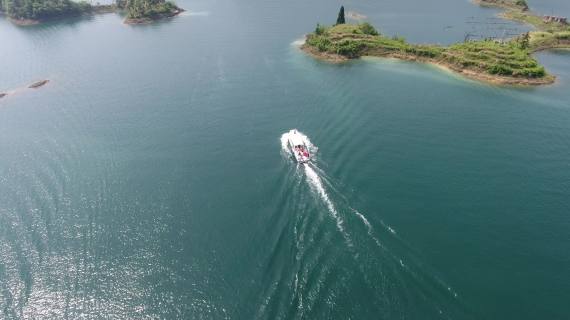 仙岛湖游船荡漾湖面