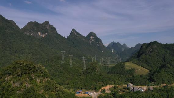 广西特高压电网跨山输电线路