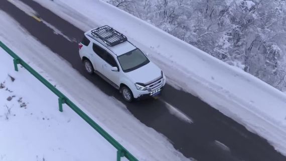 航拍雪地跟车越野