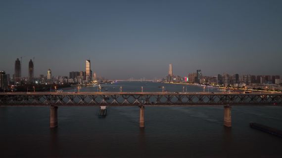 夕阳下的长江大桥