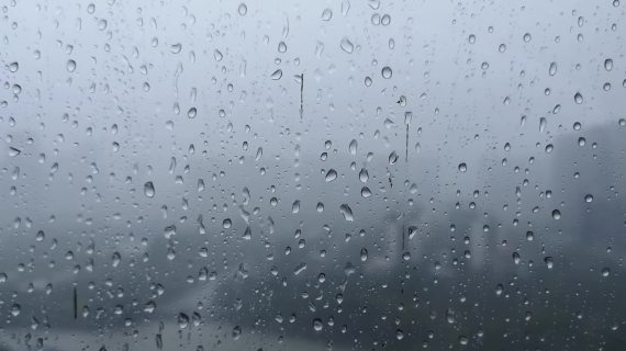 玻璃上的雨滴