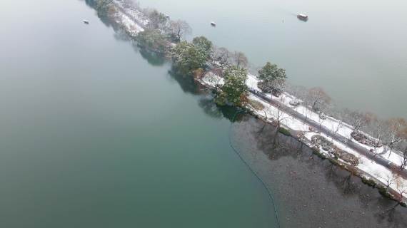 雷峰塔苏堤西湖雪景航拍