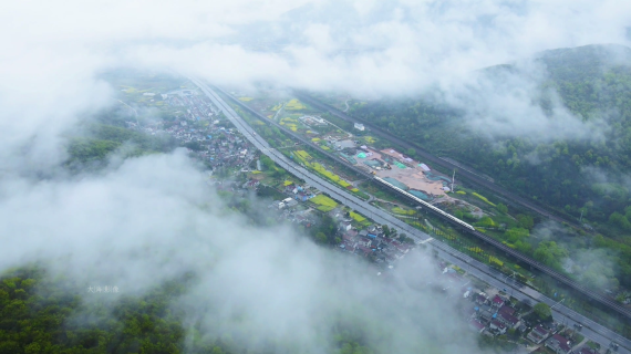 穿云航拍安徽铜陵市郊区祝村云雾缭绕