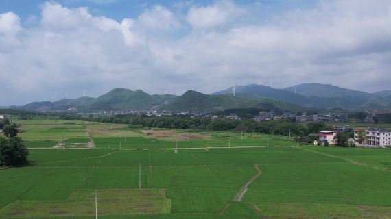 田间山峰风力发电航拍