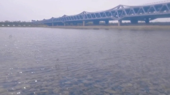 桥下流水