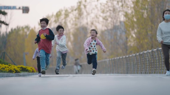 儿童跑步