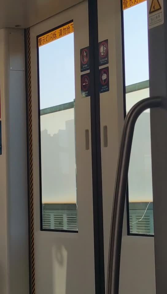 轻轨中城市掠影
