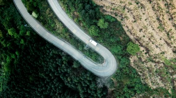 盘山公路车辆行驶