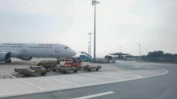 从飞机场下飞机后的场景黄昏的天空道路风景
