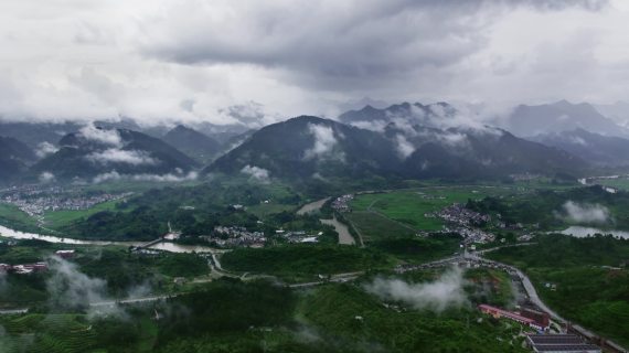 山间云雾缭绕