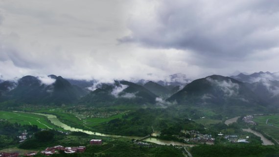 小镇云雾缭绕