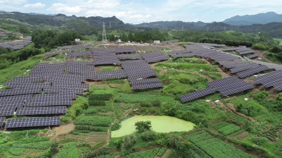 正在建设中的山区光伏电站