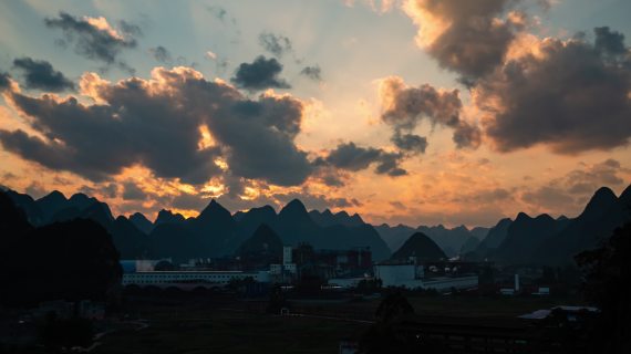 晚霞中的工业基地延时摄影震撼镜头