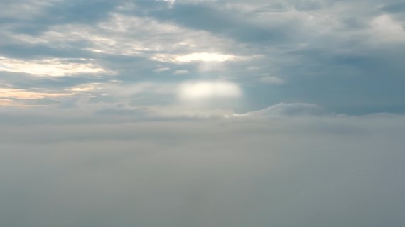 一束光 穿云 航拍 城镇晨雾 天空 云层