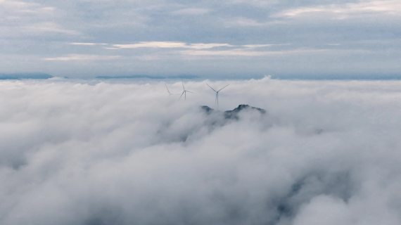 风力发电 云雾环绕 航拍 穿云 天空云层