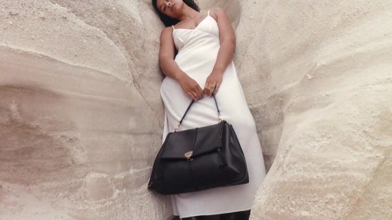 Chloé 户外风包袋广告