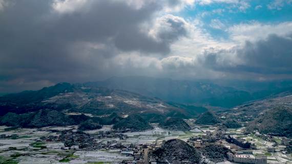 龙山脚下小镇初雪