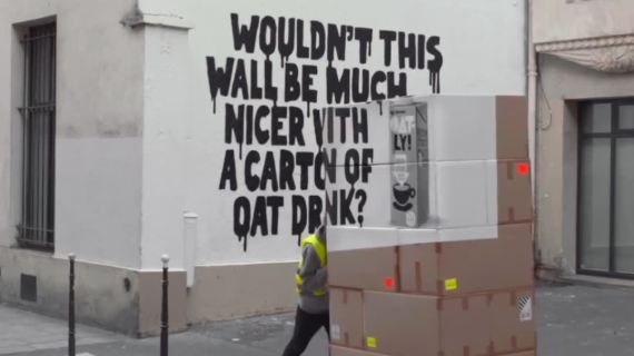 Oatly户外广告：产品不能上涂鸦墙？