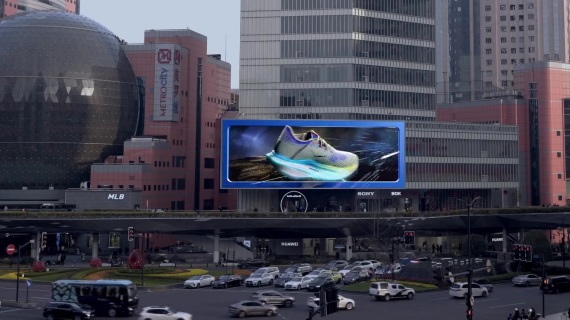 HOKA跑鞋：陨石般极致竞速体验