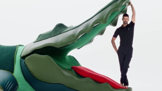 Lacoste：鳄鱼嘴里摆造型