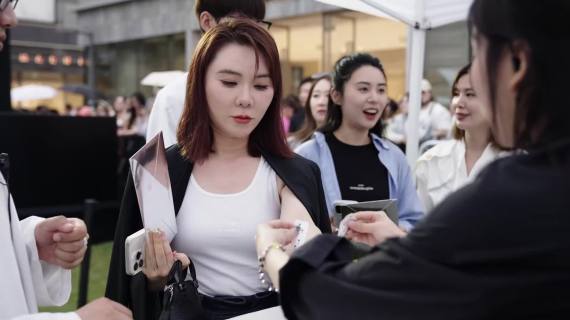 马吉拉在苏州打造Tabi艺术鞋展