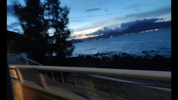  海风吻夜，潮音漫岸