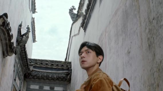 Prada：你的「现」男友发来漫步邀请