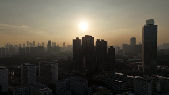 ​​《金辉破晓：都市剪影沐晨光》​​